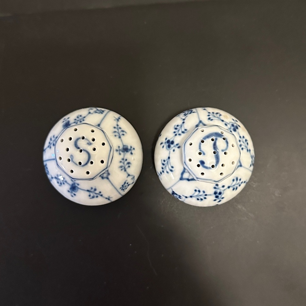 Royal Copenhagen Blue fluted Half Lace Salt & Pepper shakers - Picture 2 of 7